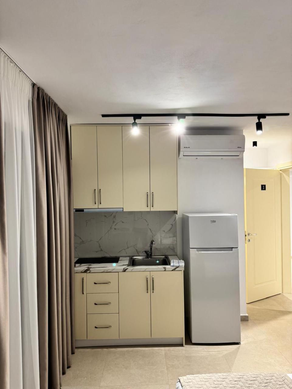 Studio Taraj Ksamil Luaran gambar